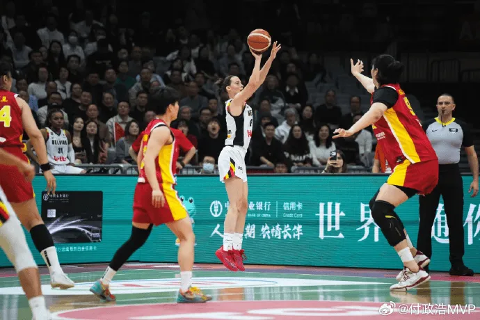 媒体人：中国女篮输得心服口服，后卫线的组织串联太过艰涩